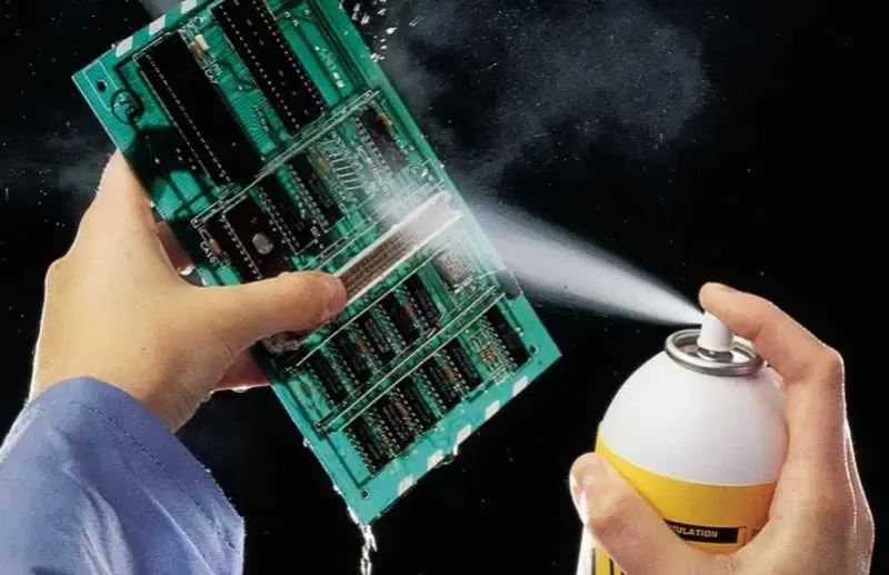 Manual spray cleaning of a circuit board