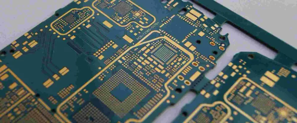 Dark solder-mask boards with fine interconnect patterns